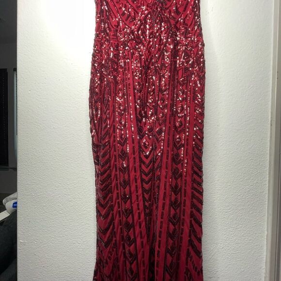 Elegant Red Sequin Dress - Picture 6 of 9
